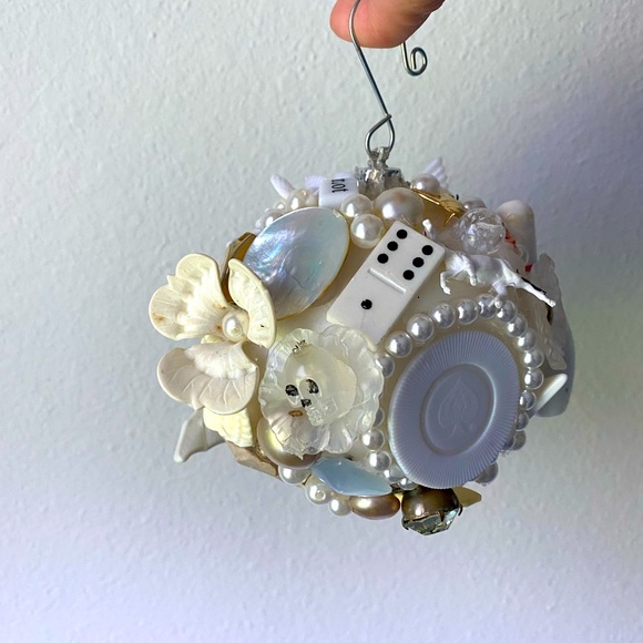 One of a kind white ornament - Picture 15 of 17